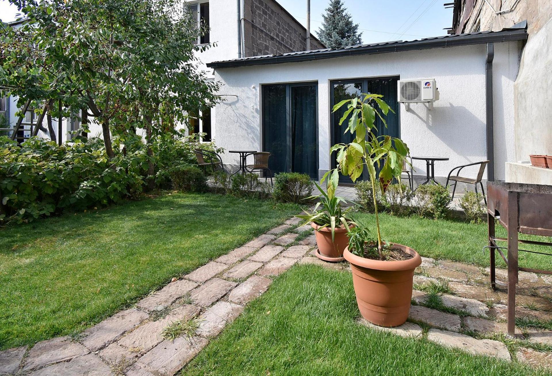 The Nut Guest House Jerevan Exteriör bild